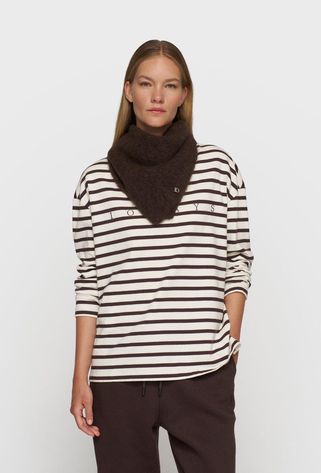 Czekoladowa puszysta bandana w kształcie trójkąta z metalowym detalem