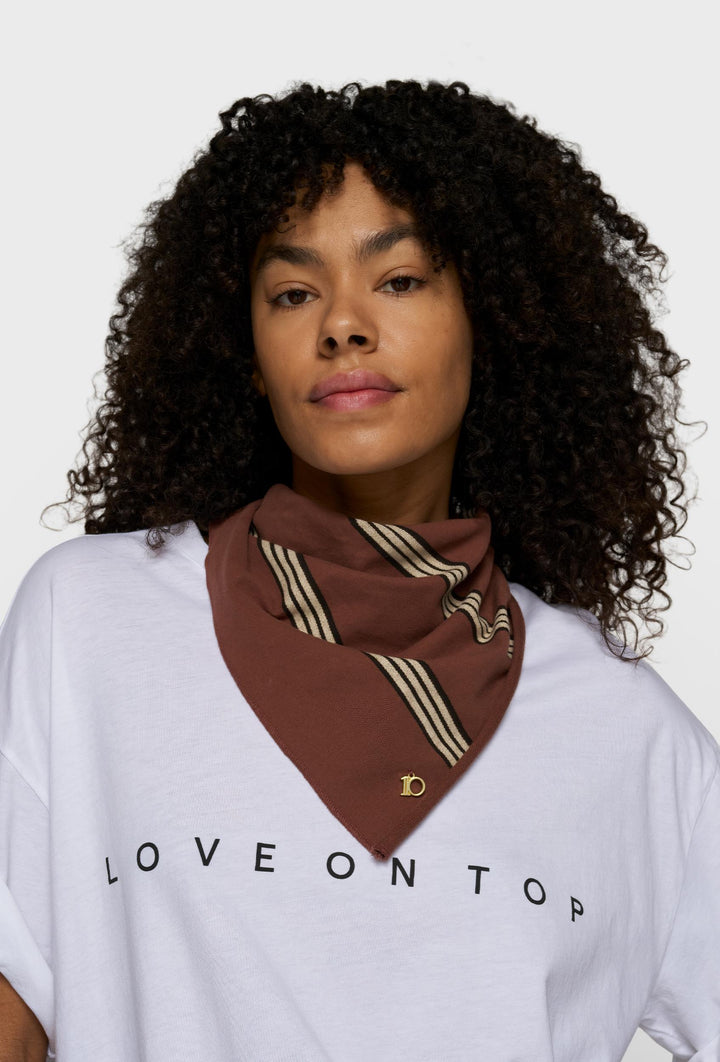 Stylowa apaszka w brązowym kolorze