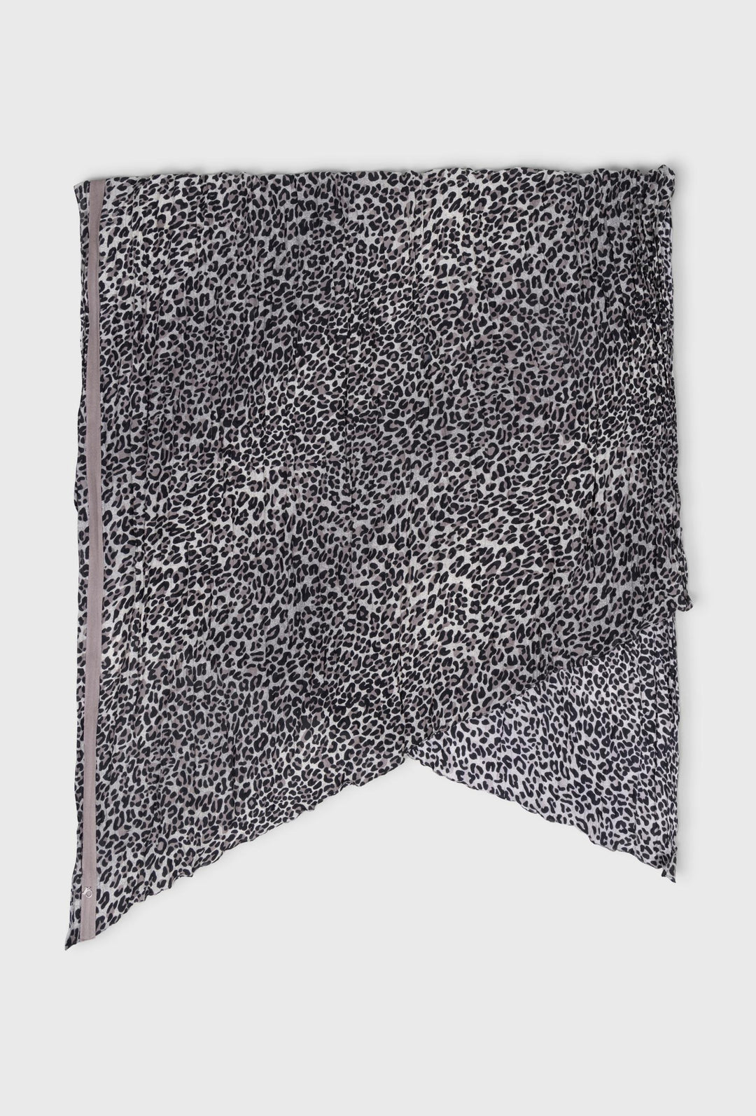 Lekki szal w panterkowy wzór z dekoracyjnym detalem