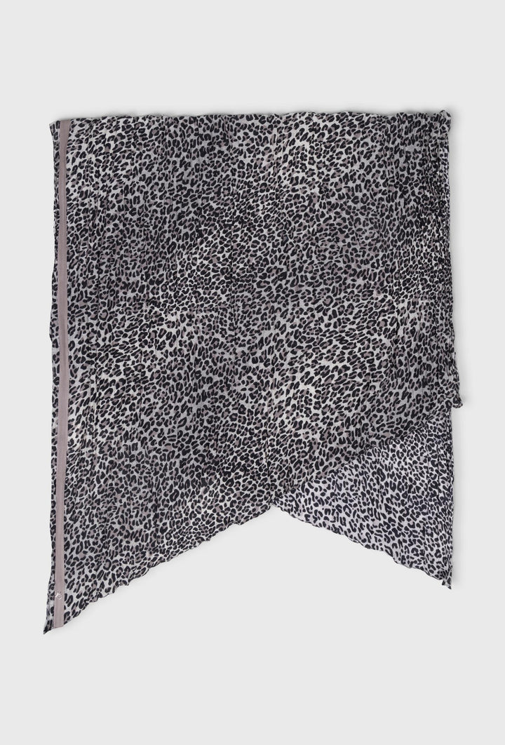 Lekki szal w panterkowy wzór z dekoracyjnym detalem