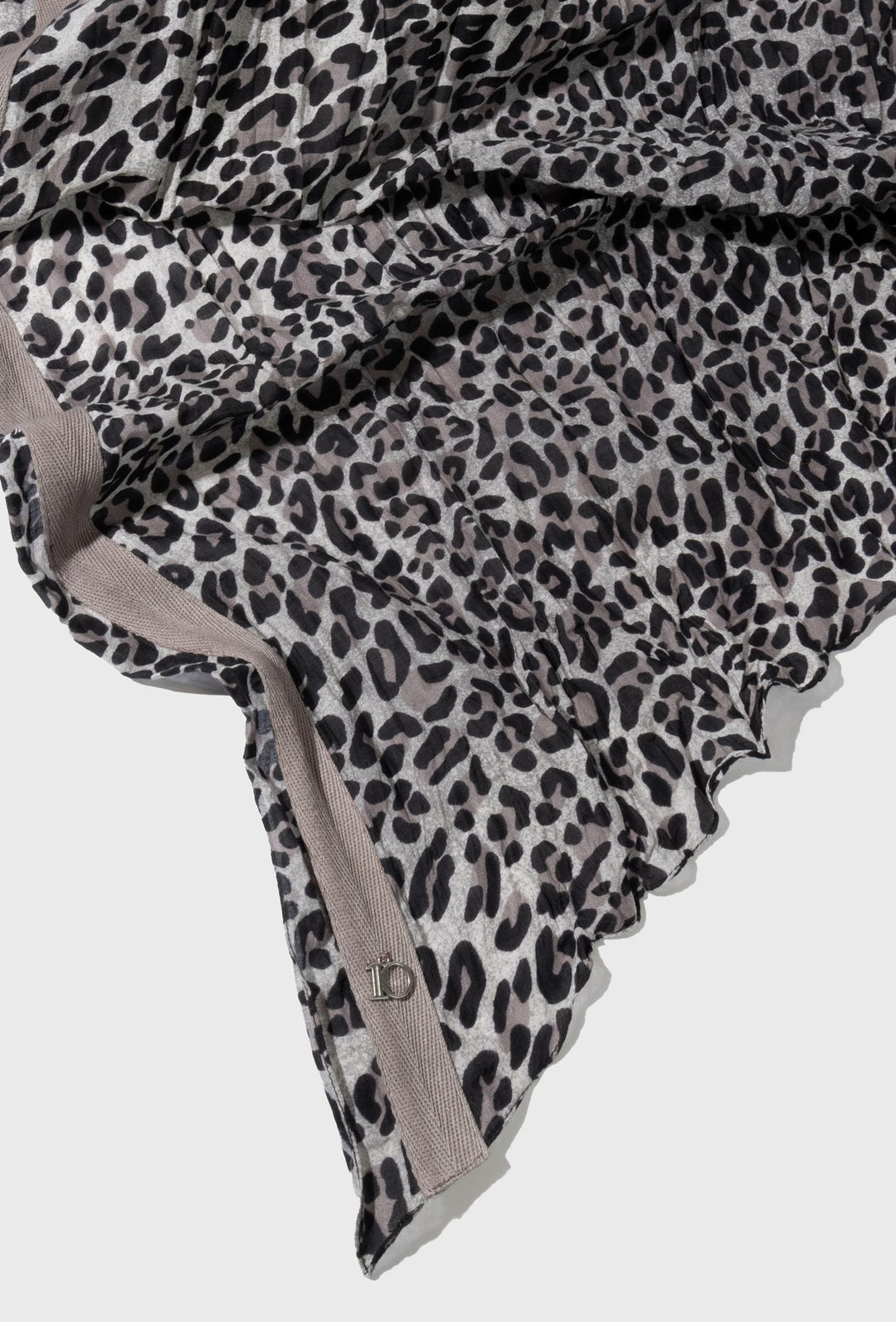 Lekki szal w panterkowy wzór z dekoracyjnym detalem