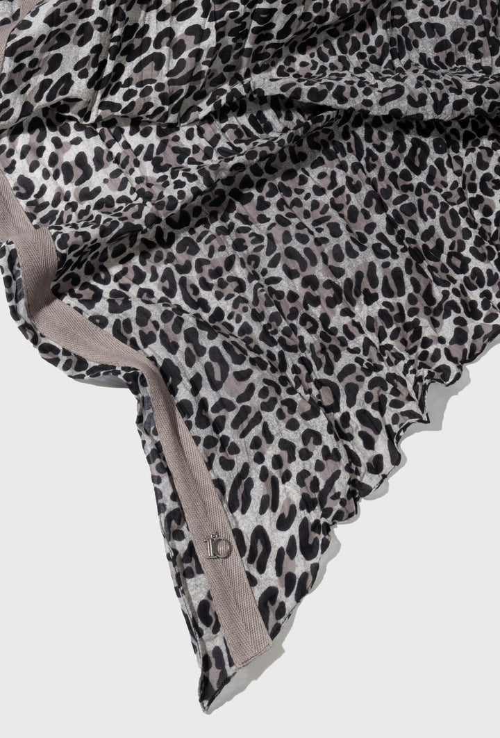 Lekki szal w panterkowy wzór z dekoracyjnym detalem