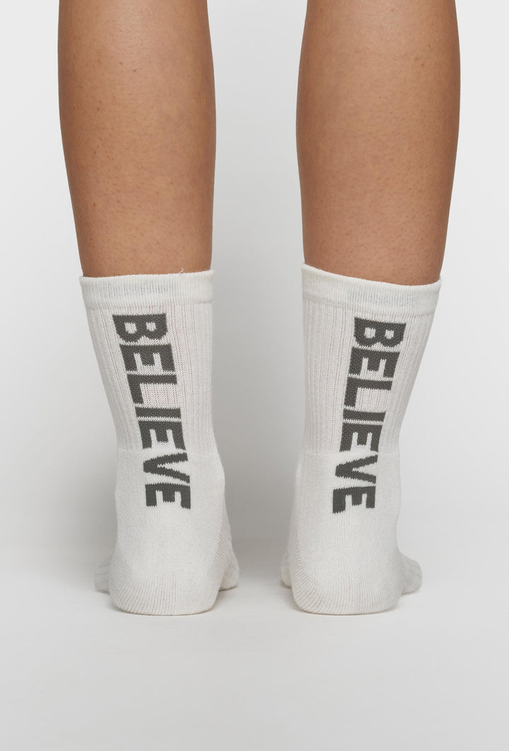 Wysokie prążkowane skarpetki z napisem BELIEVE