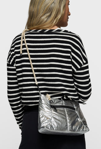 Srebrna torebka kopertówka