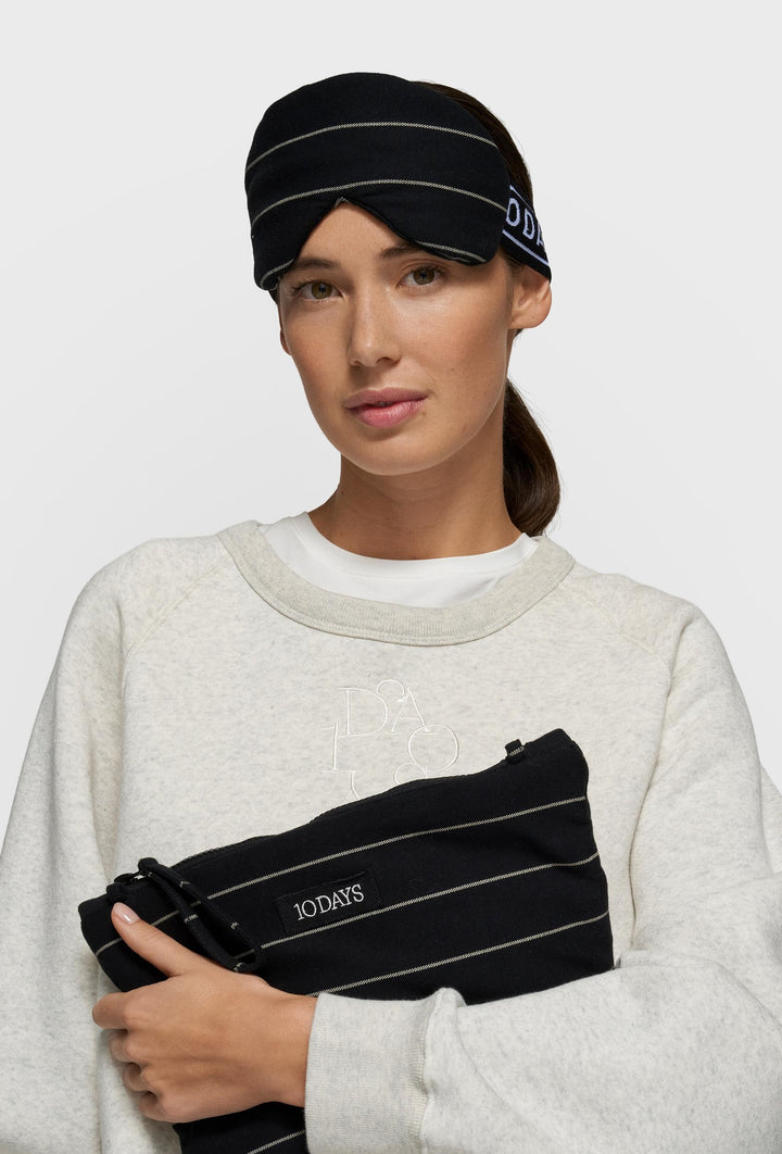 Saszetka w czarnym kolorze marki 10DAYS