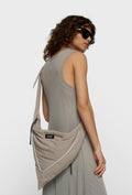 Trójkątna torba crossbody z boczno-sportowym suwakiem