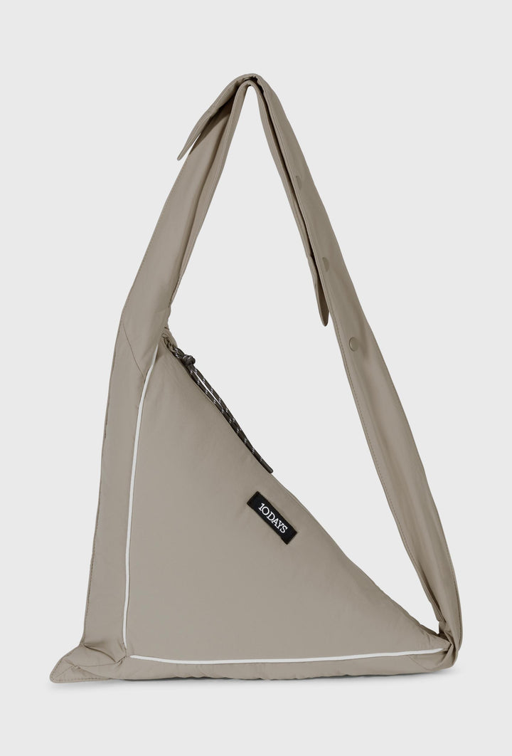 Trójkątna torba crossbody z boczno-sportowym suwakiem