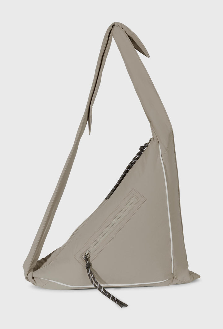 Trójkątna torba crossbody z boczno-sportowym suwakiem