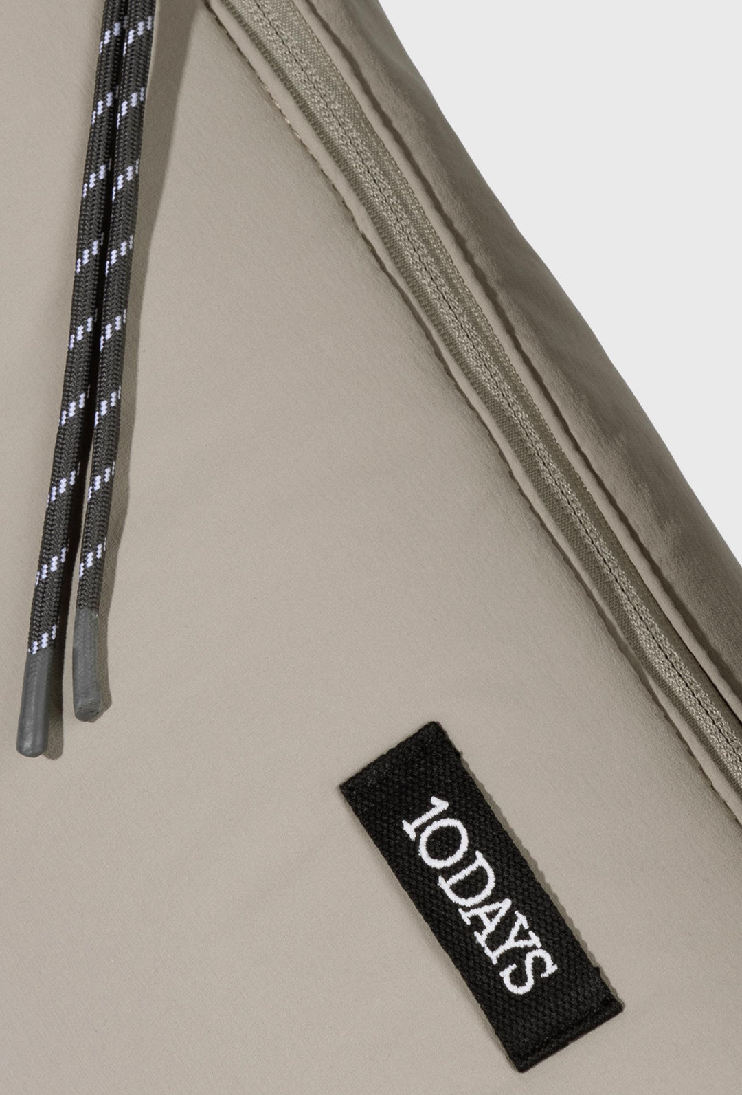 Trójkątna torba crossbody z boczno-sportowym suwakiem