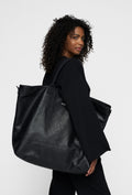 Czarna torba typu shopper z logo marki