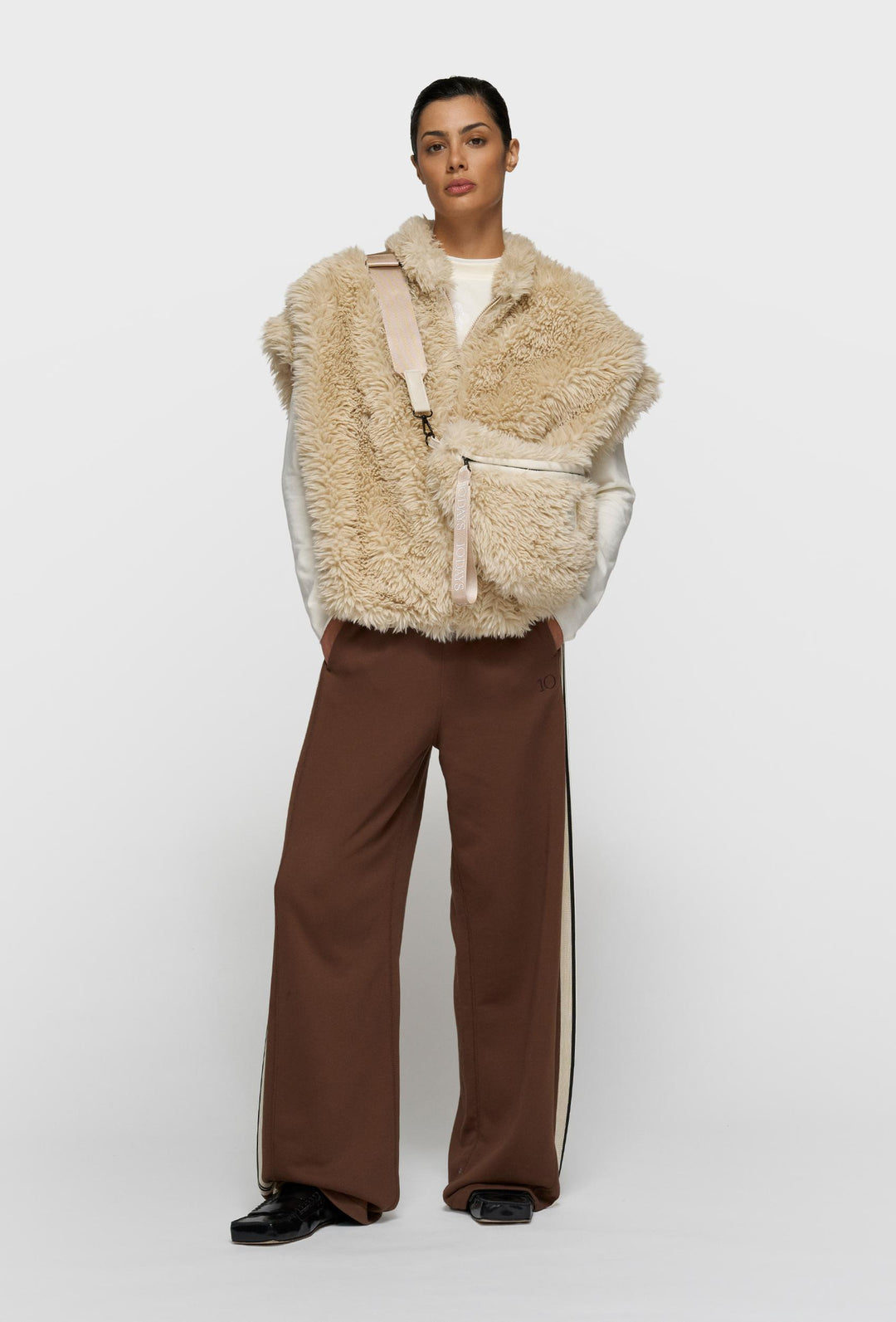 Beżowa saszetka futrzana 10DAYS z regulowanym paskiem