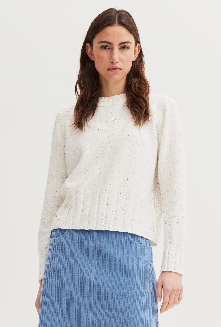 Sweter w kolorze ecru z delikatnym melanżowym efektem