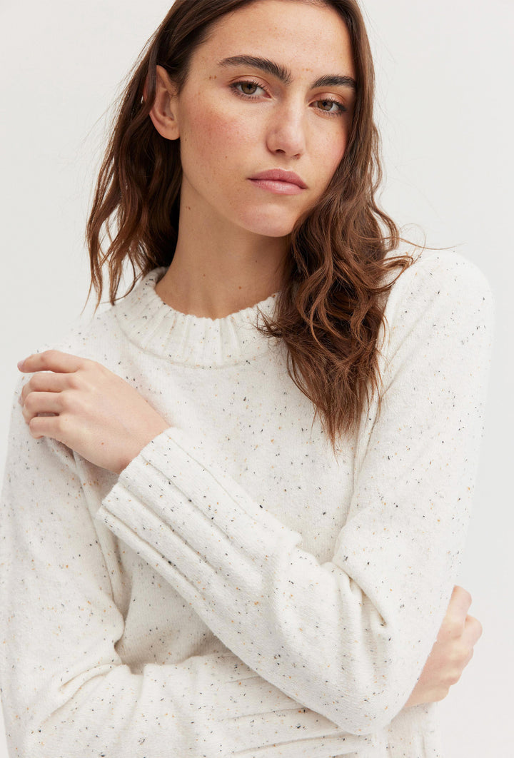 Sweter w kolorze ecru z delikatnym melanżowym efektem