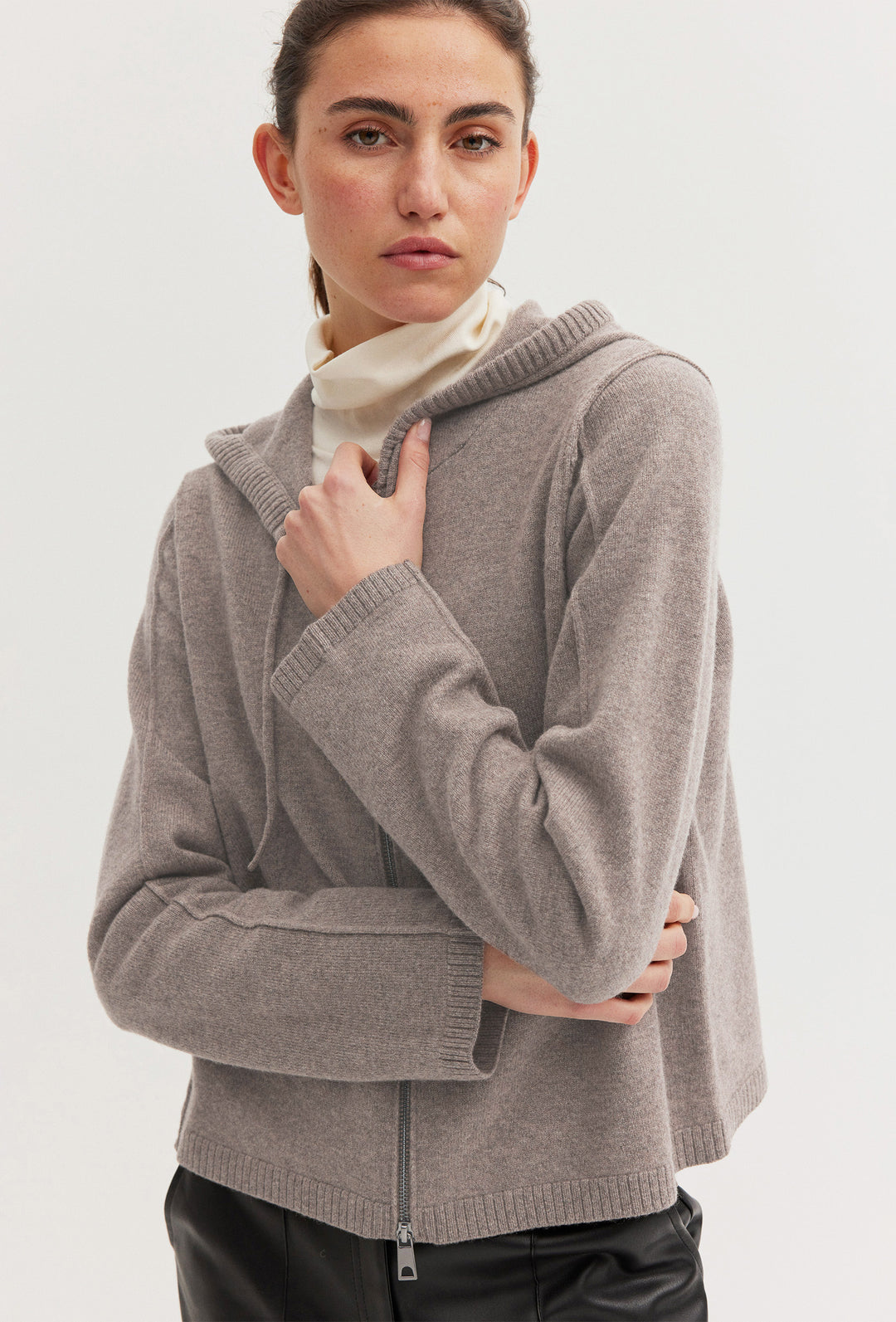 Rozpinany sweter z kapturem