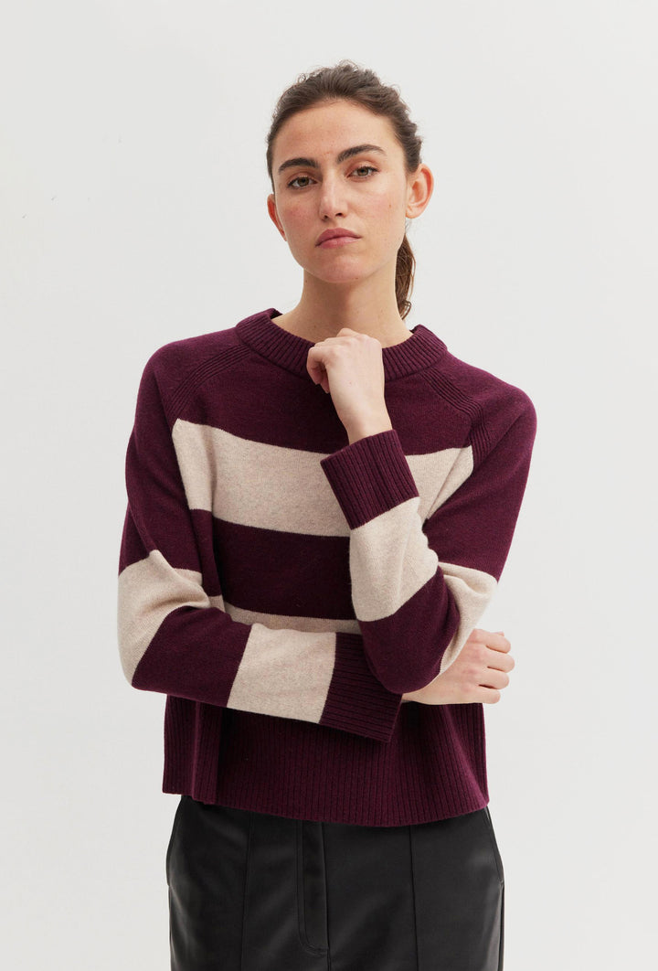 Sweter w w paski w kolorze bordowym i ecru