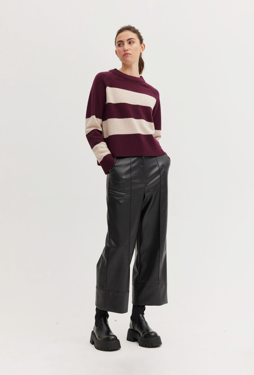 Sweter w w paski w kolorze bordowym i ecru