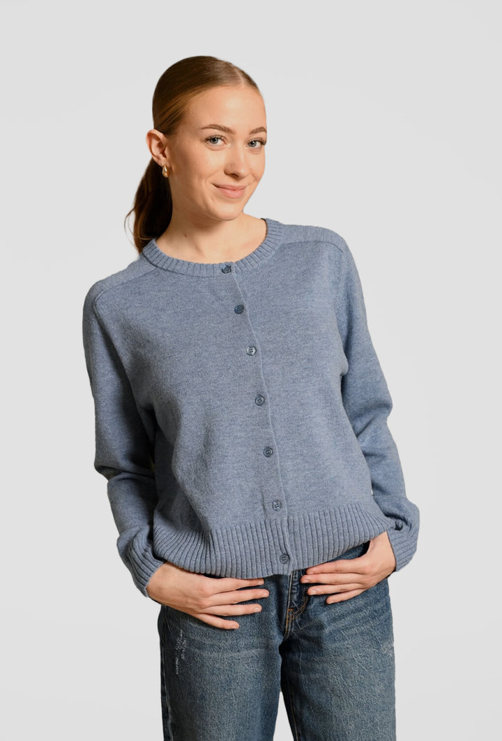 Niebieski kardigan zapinany na guziki