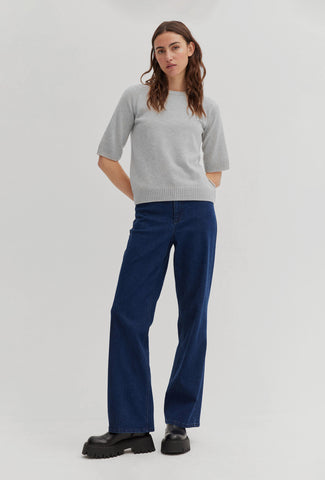 Szary sweter z krótkim rękawem