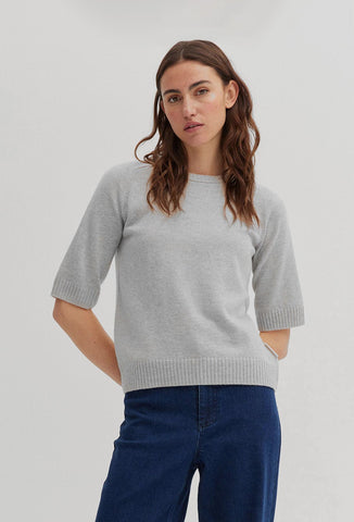 Szary sweter z krótkim rękawem