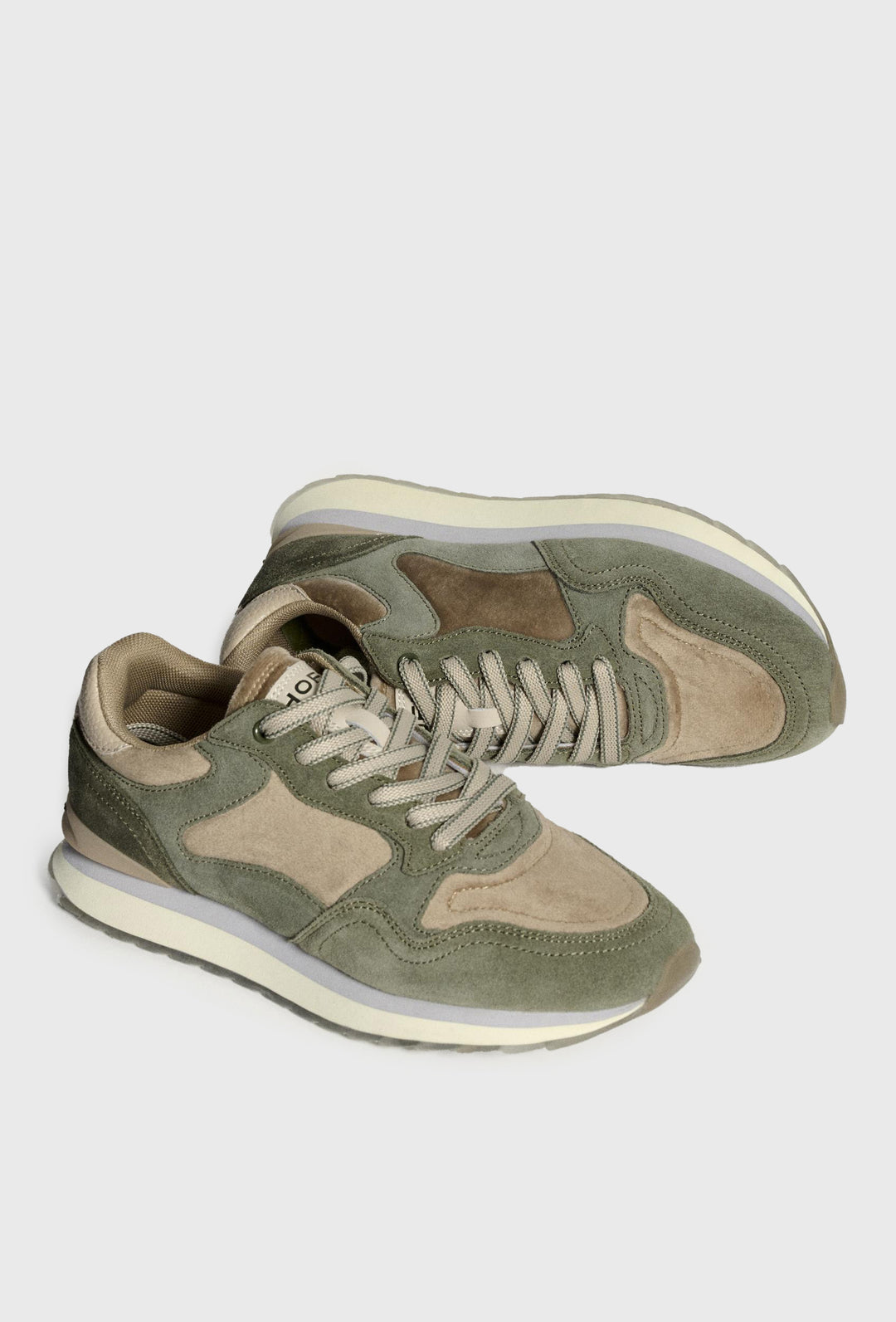 Biało-szare sneakersy z niebieskim akcentem