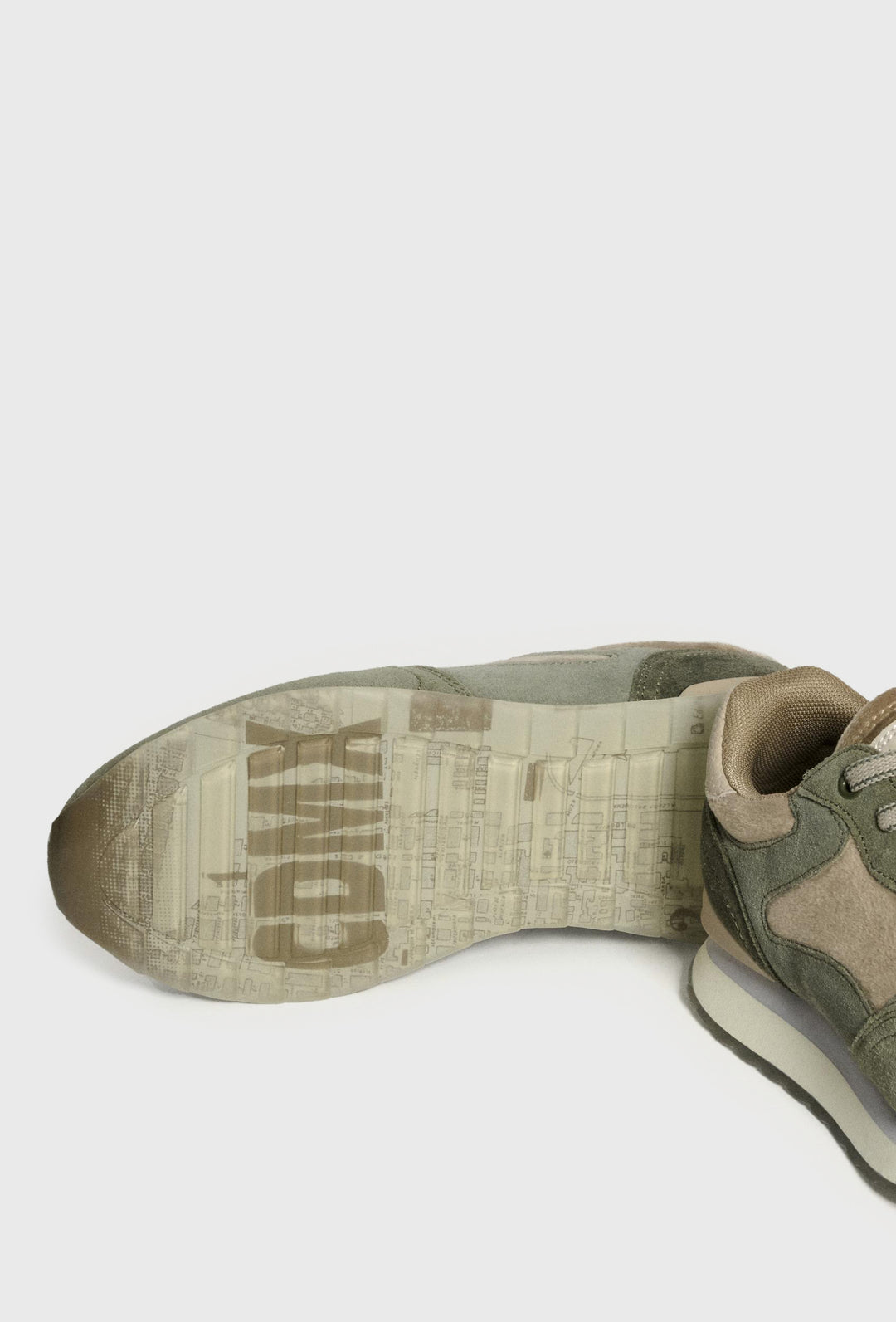 Biało-szare sneakersy z niebieskim akcentem