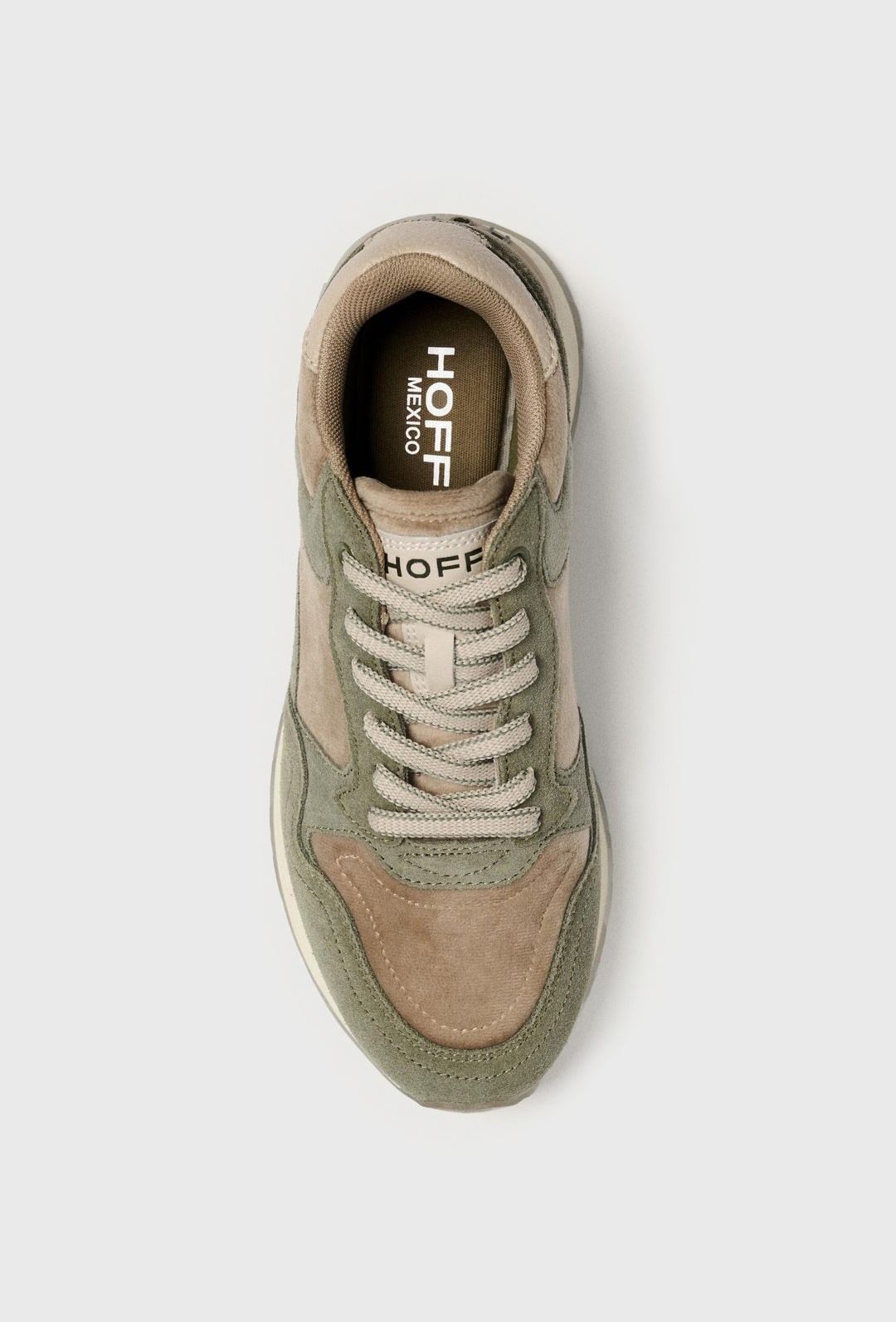 Biało-szare sneakersy z niebieskim akcentem