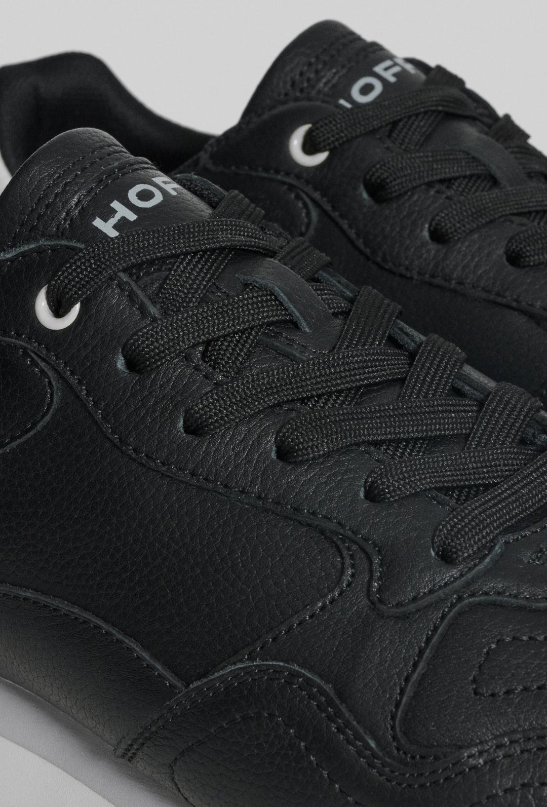 Czarne sneakersy z neonowymi detalami