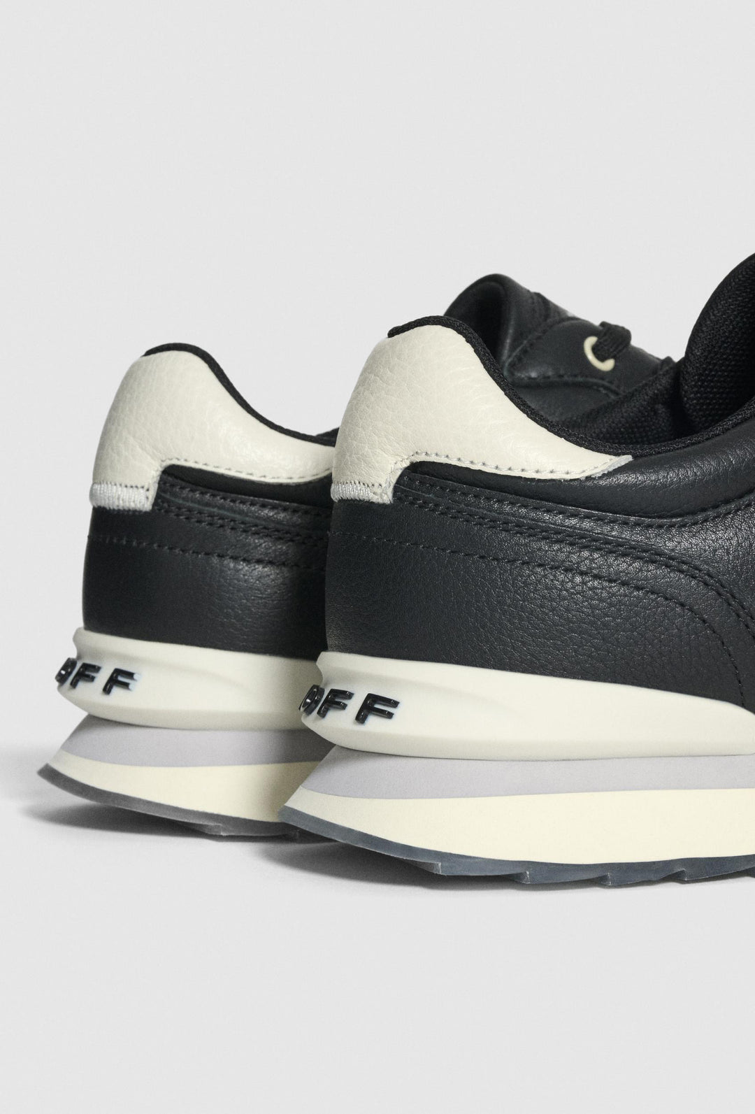 Czarne sneakersy z neonowymi detalami