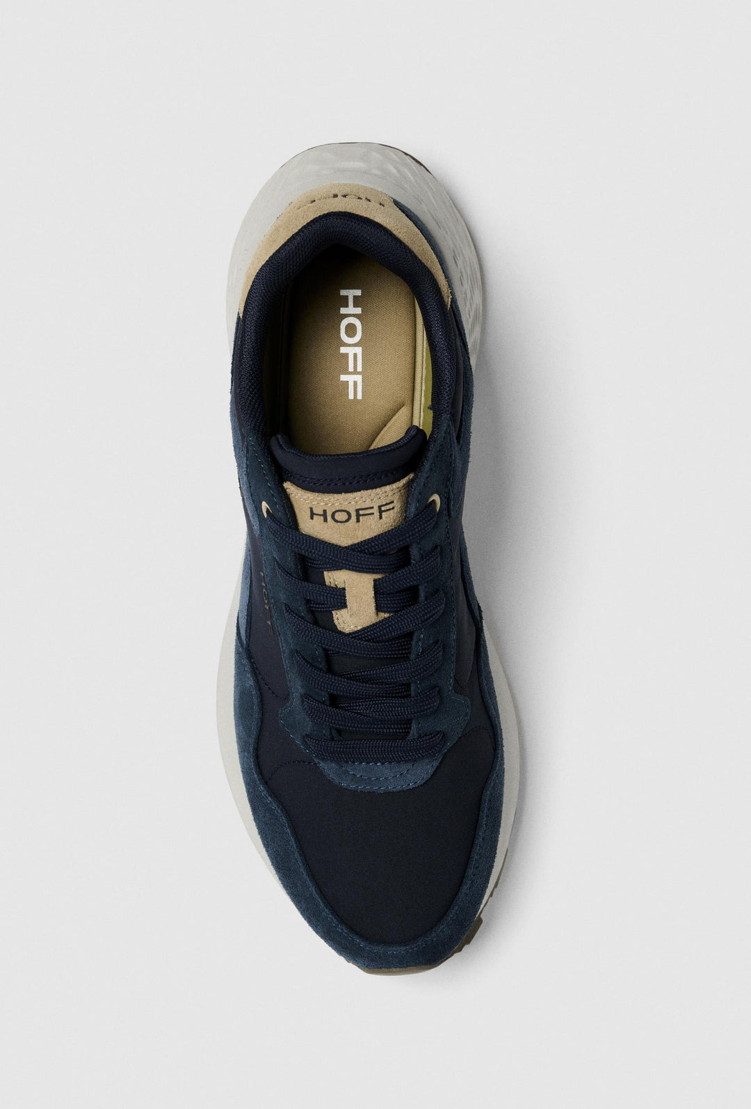 Sneakersy w odcieniach szarości i brązu