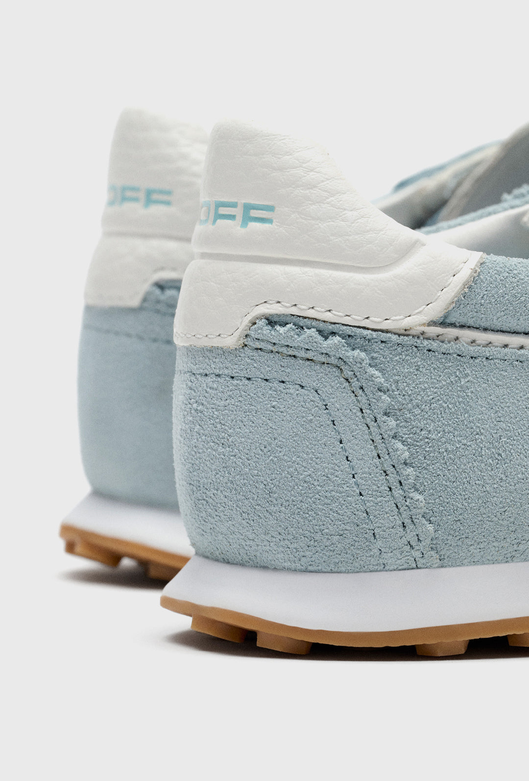 Błękitne sneakersy zamszowe