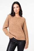 Kamelowy sweter z subtelnym pionowym detalem