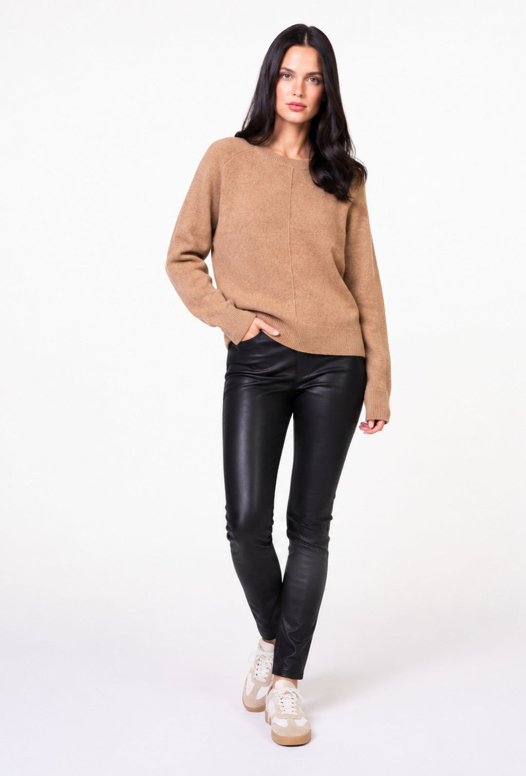 Kamelowy sweter z subtelnym pionowym detalem