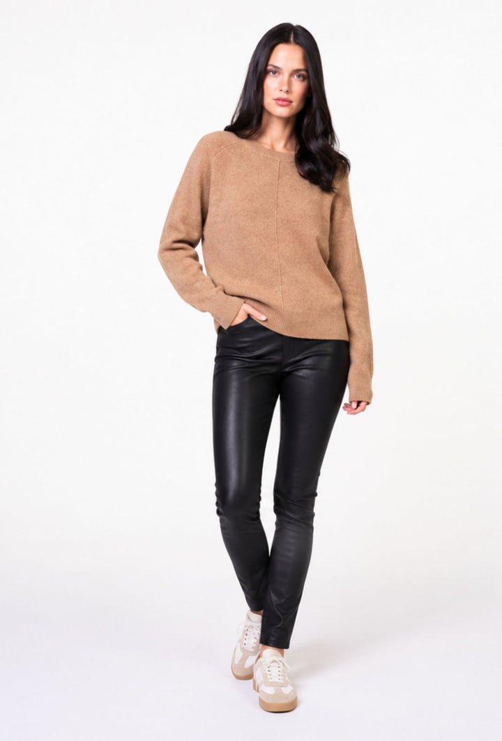 Kamelowy sweter z subtelnym pionowym detalem