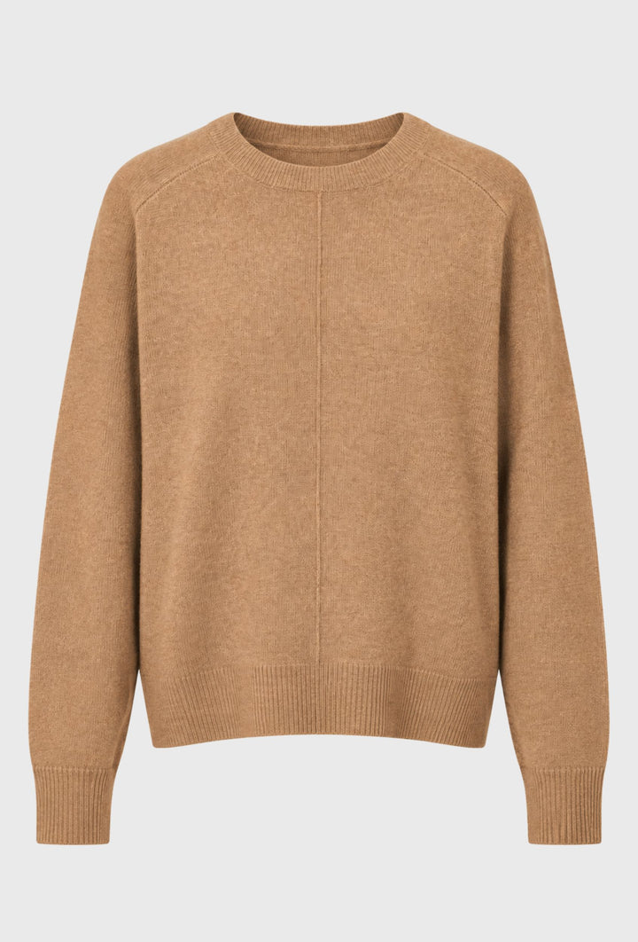 Kamelowy sweter z subtelnym pionowym detalem