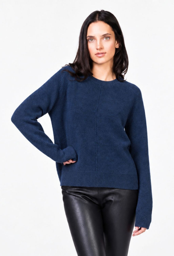 Granatowy sweter z ozdobnym pionowym przeszyciem