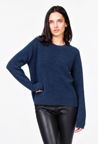 Granatowy sweter z ozdobnym pionowym przeszyciem