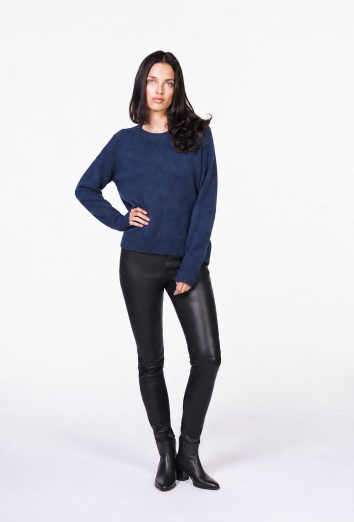 Granatowy sweter z ozdobnym pionowym przeszyciem