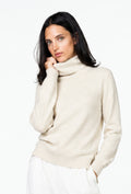 Sweter ecru z luźnym golfem miejskim