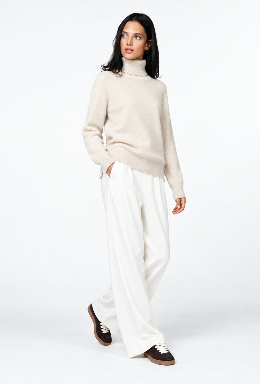 Sweter ecru z luźnym golfem miejskim