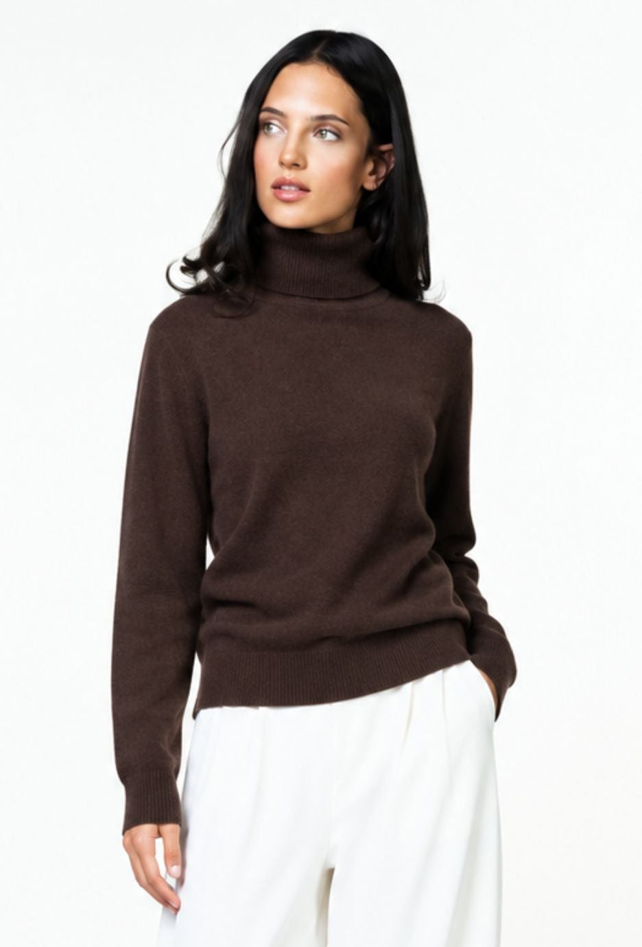 Brązowy sweter z golfem na co dzień