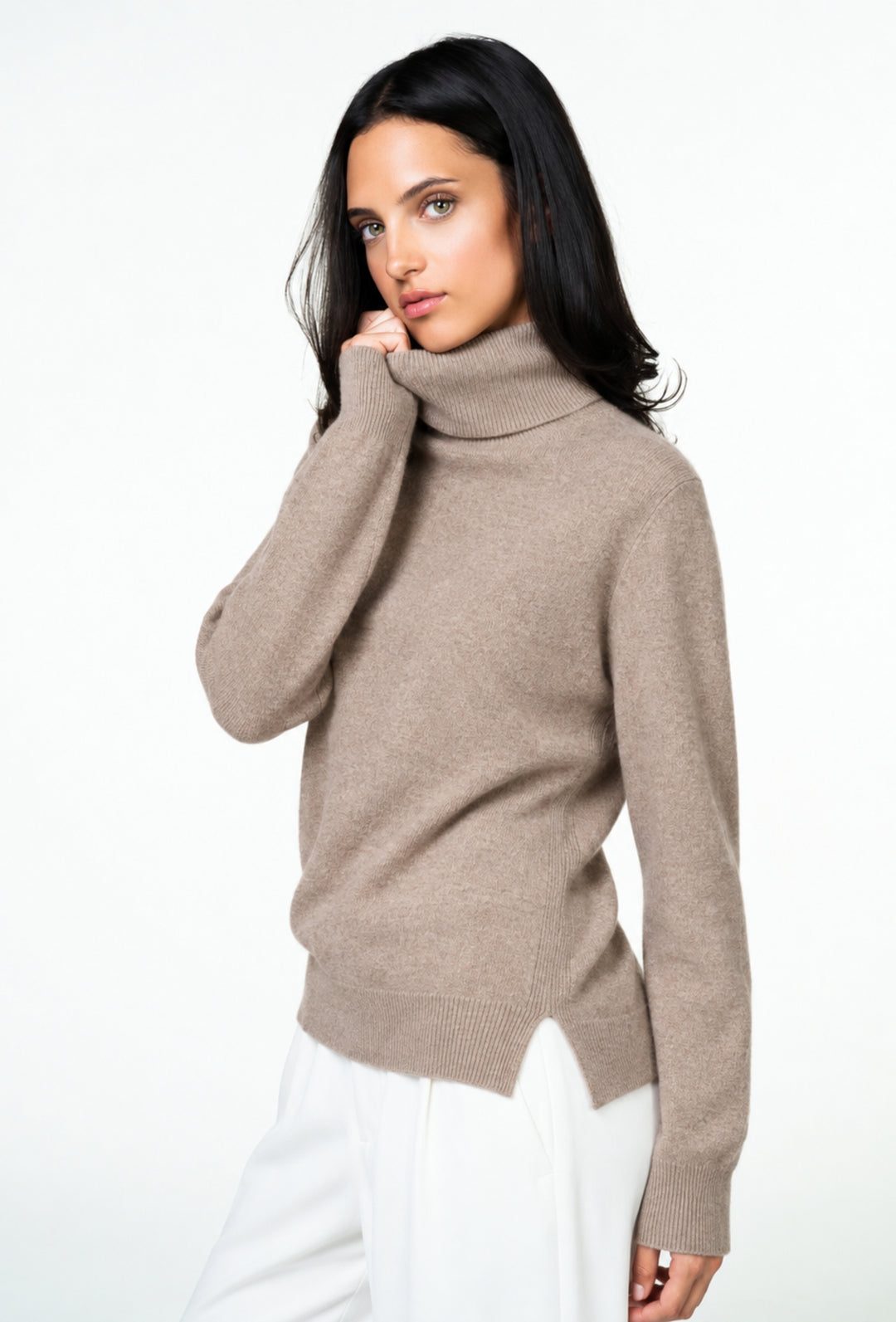 Sweter w kolorze taupe z golfem