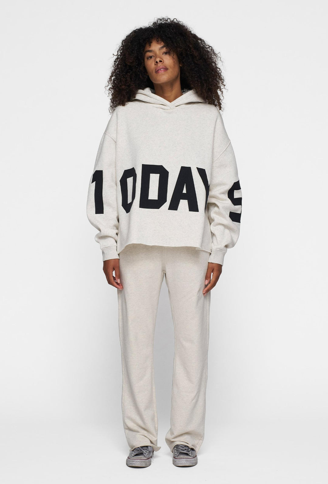 Spodnie dresowe z lekko rozszerzaną nogawką w kolorze ecru