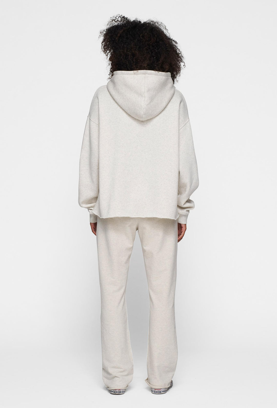 Spodnie dresowe z lekko rozszerzaną nogawką w kolorze ecru