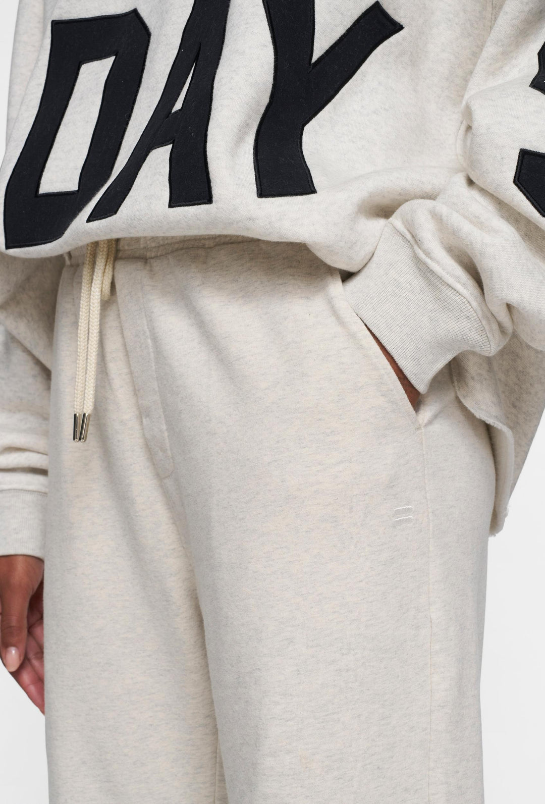 Spodnie dresowe z lekko rozszerzaną nogawką w kolorze ecru