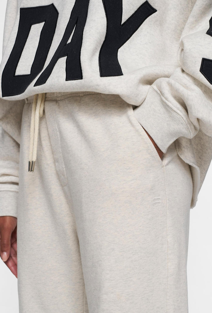 Spodnie dresowe z lekko rozszerzaną nogawką w kolorze ecru