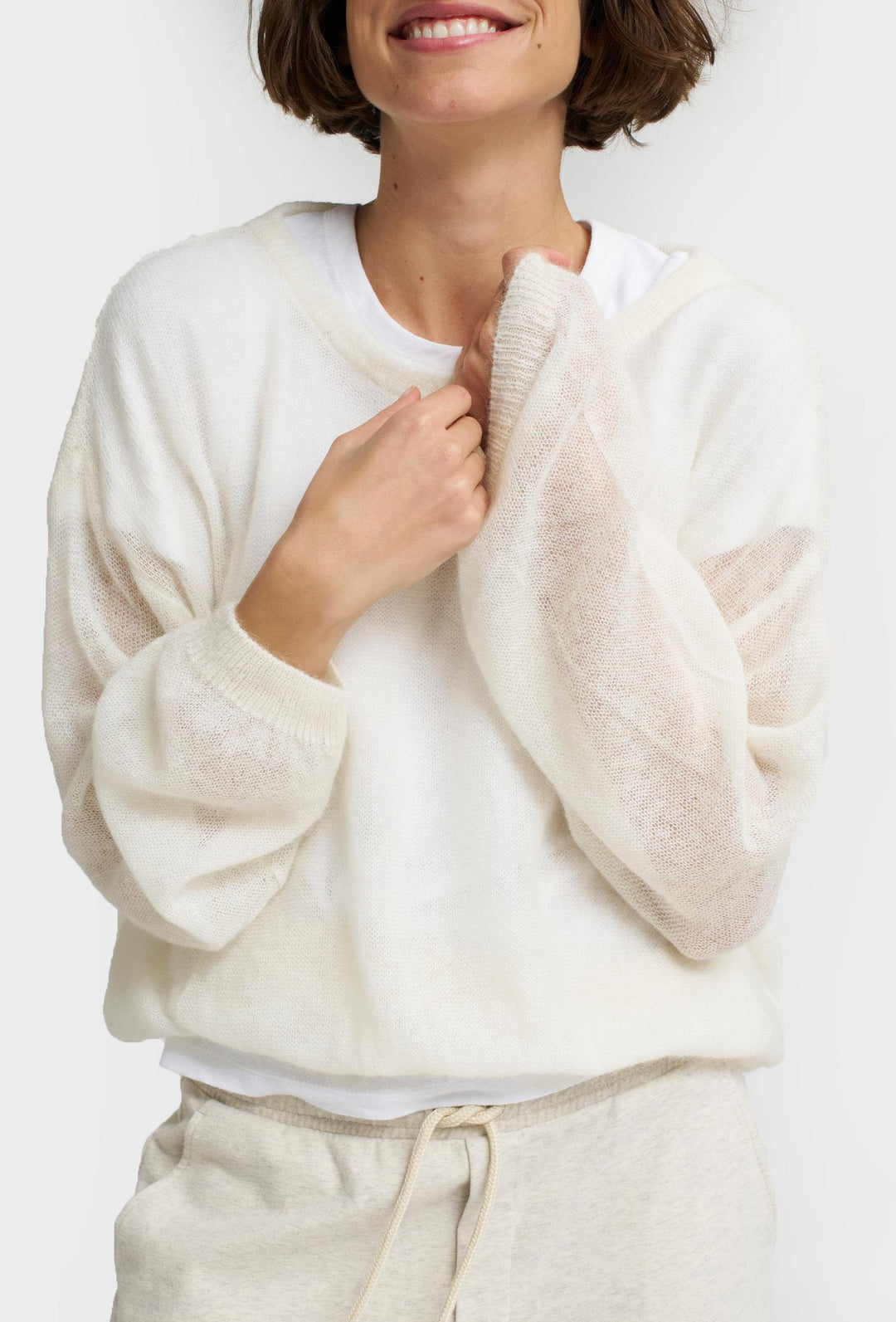 Cienki wełniany sweter z dekoltem w łódkę w kolorze ecru