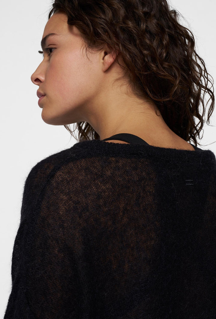 Cienki wełniany sweter z dekoltem w łódkę w kolorze czarnym