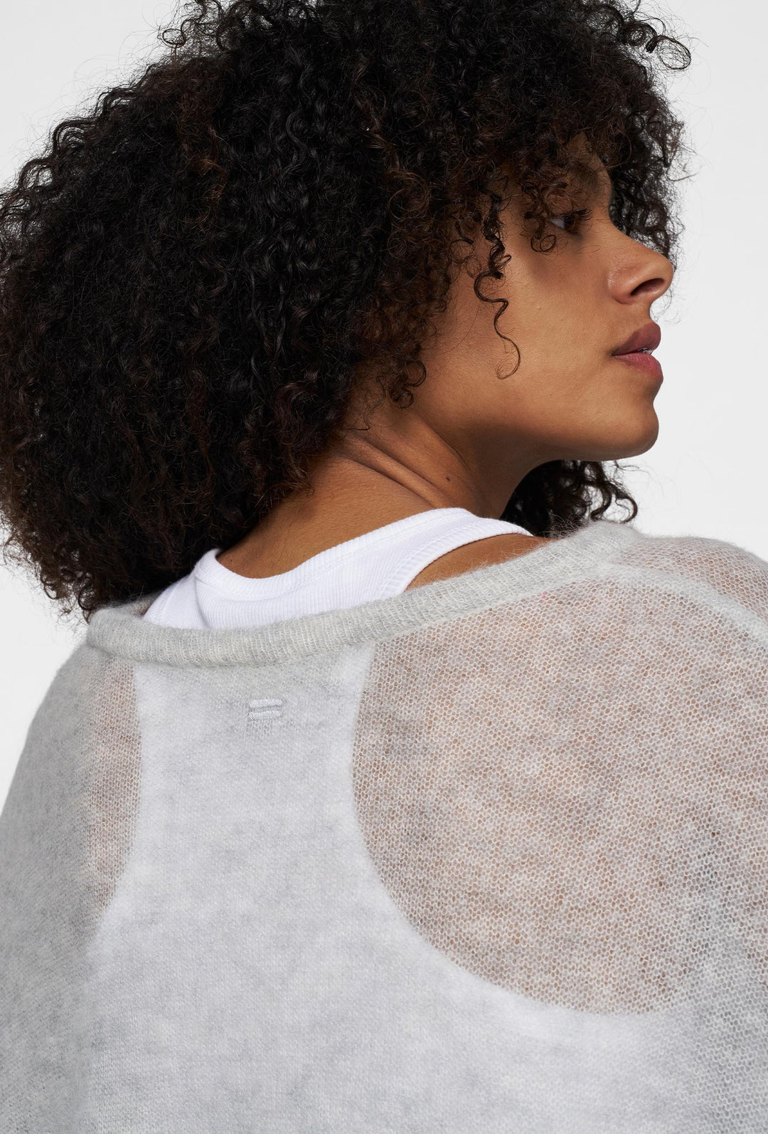 Cienki wełniany sweter z dekoltem w łódkę w kolorze szarym