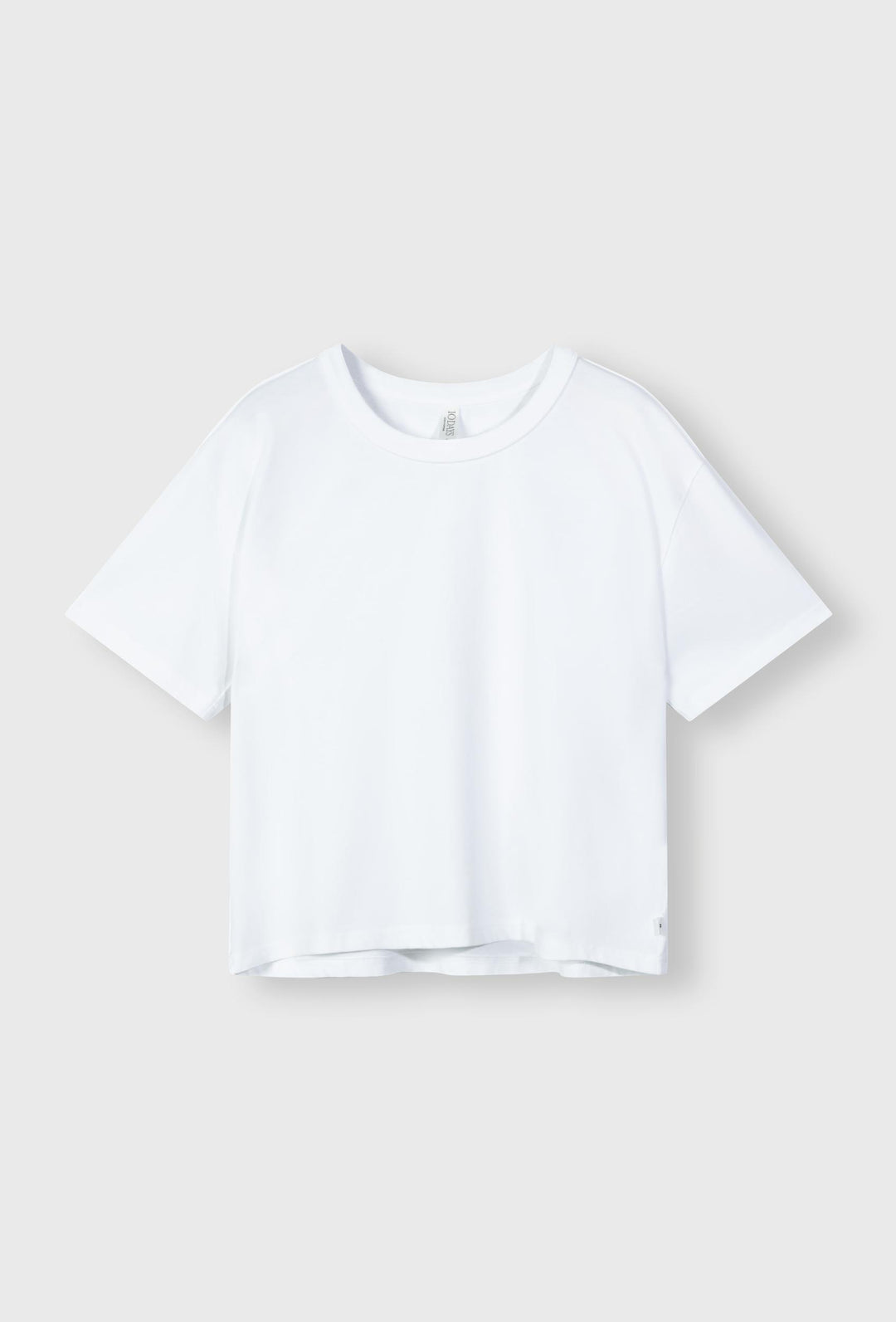 Ponadczasowy t-shirt o luźnym fasonie w kolorze białym