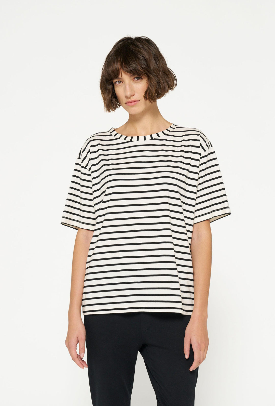 Luźny t-shirt o ponadczasowym wzorze w paski
